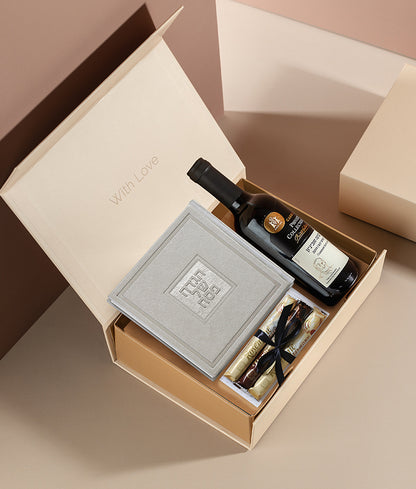 מארז פסח יוקרתי - הכולל בתוכו: כרטיס ברכה + הגדה מהודרת דמוי עור + בקבוק יין בשלל מיני צבעים / נוסח אשכנז