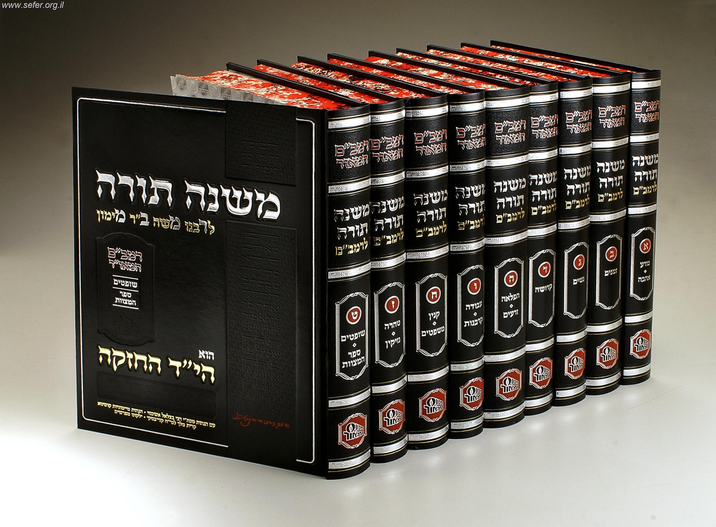 משנה תורה לרמב"ם בהוצאת המאור פורמט גדול ט' כרכים