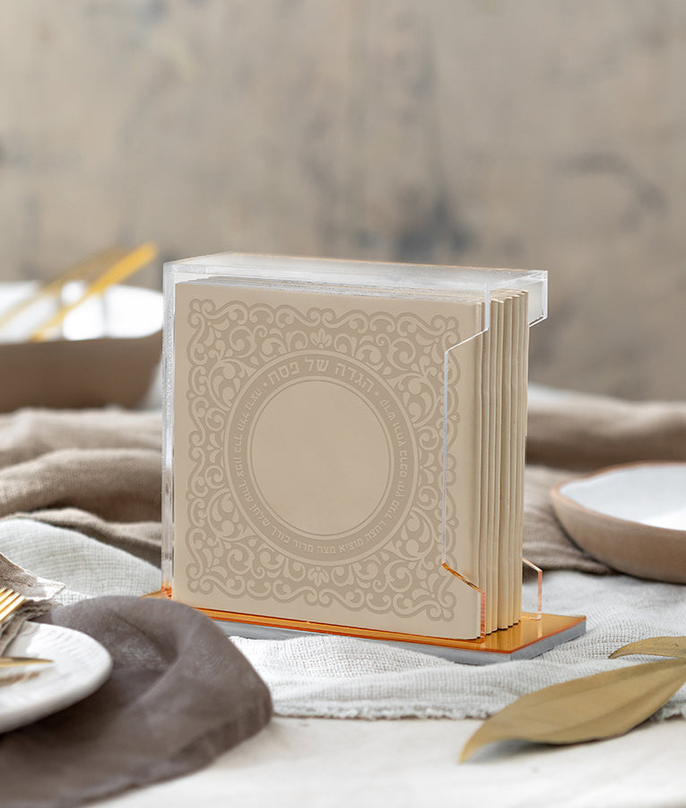 מעמד 8 הגדות דגם תחרה - בשלל מיני צבעים במעמד פרספקס מהודר