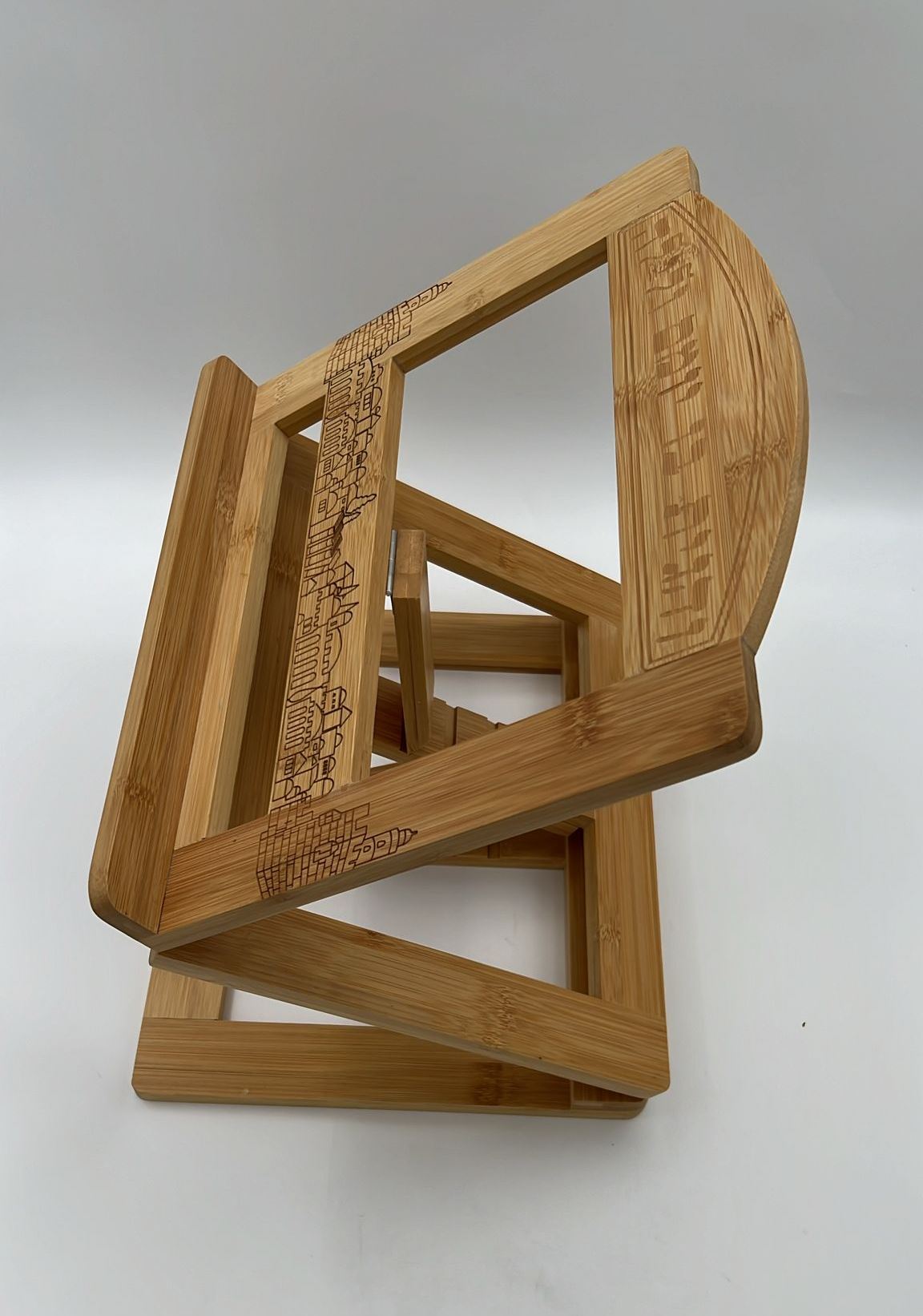 סטנדר שולחני מתקפל ומדורג בדירוג כפול - צבע חום בהיר / בעיטור ירושלים