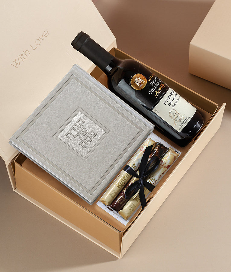 *מארז פסח יוקרתי - הכולל בתוכו: כרטיס ברכה + הגדה מהודרת דמוי עור + בקבוק יין בשלל מיני צבעים