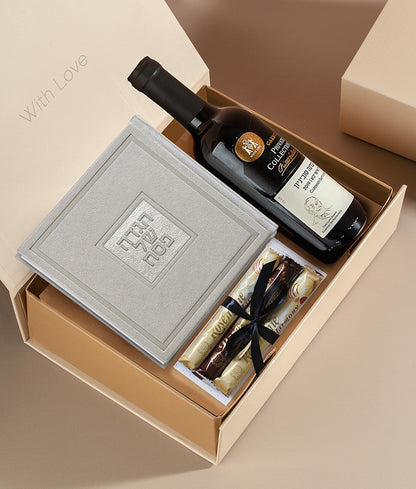 *מארז פסח יוקרתי - הכולל בתוכו: כרטיס ברכה + הגדה מהודרת דמוי עור + בקבוק יין בשלל מיני צבעים