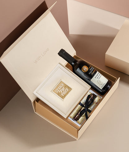 מארז פסח יוקרתי - הכולל בתוכו: כרטיס ברכה + הגדה מהודרת דמוי עור + בקבוק יין בשלל מיני צבעים / נוסח אשכנז