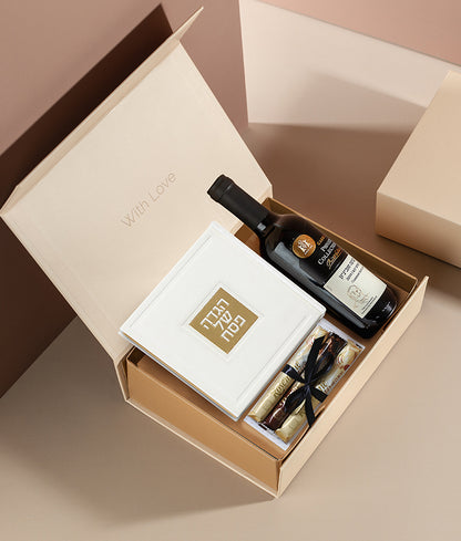 מארז פסח יוקרתי - הכולל בתוכו: כרטיס ברכה + הגדה מהודרת דמוי עור + בקבוק יין בשלל מיני צבעים / נוסח אשכנז